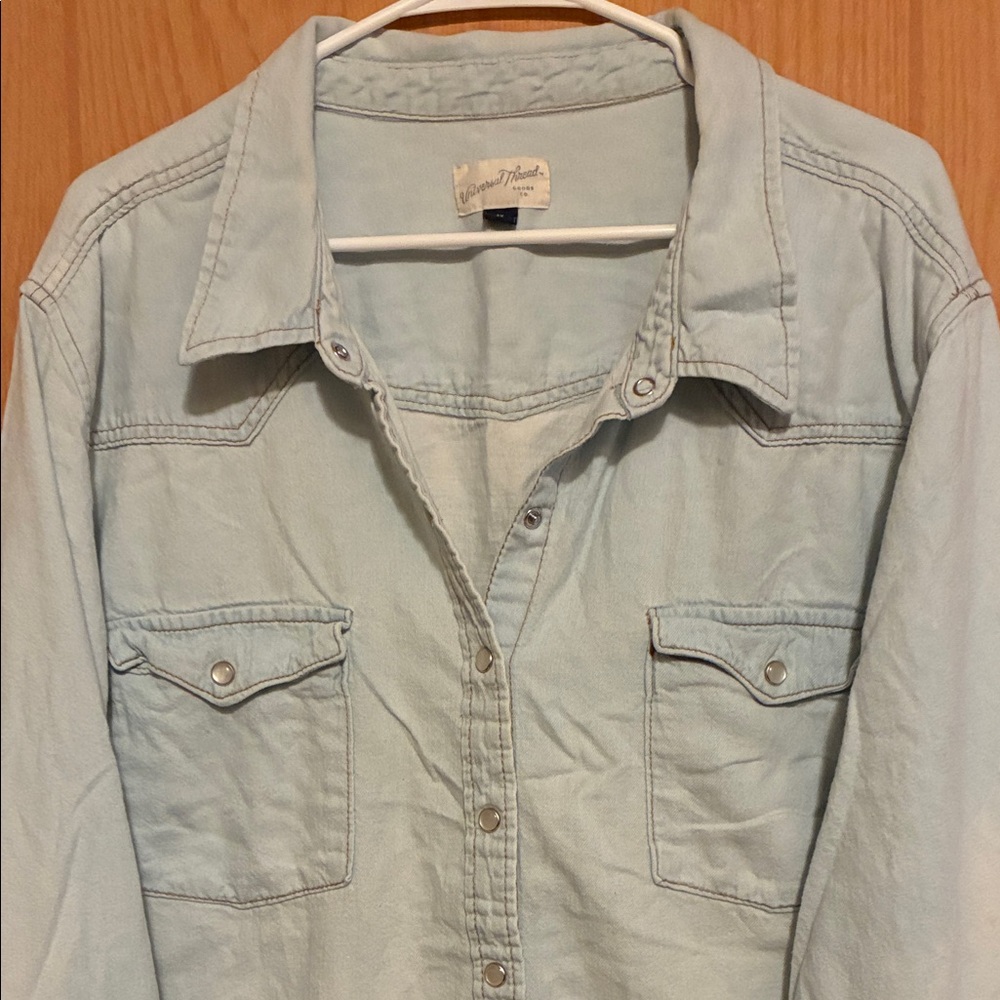 Universal Thread Light Blue Casual Button-Down Shirt